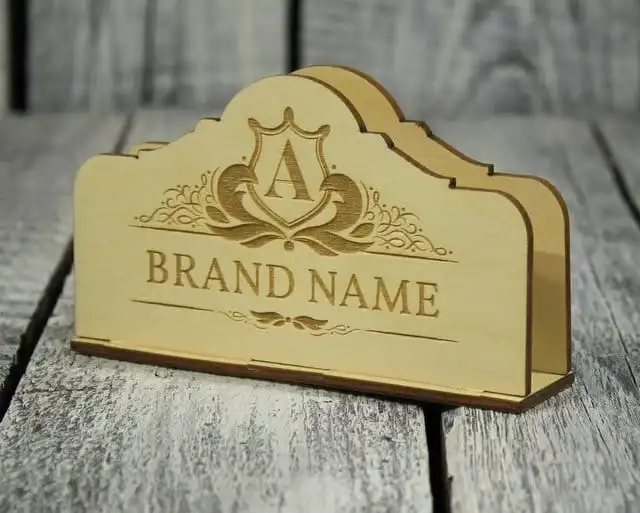Serwetnik drewniany z logo firmy — prosta forma ze sklejki