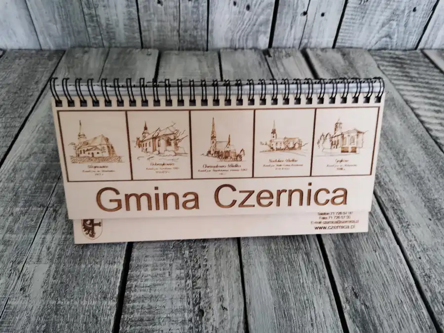 Kalendarz biurkowy firmowy z logo — planer tygodniowy w drewnie