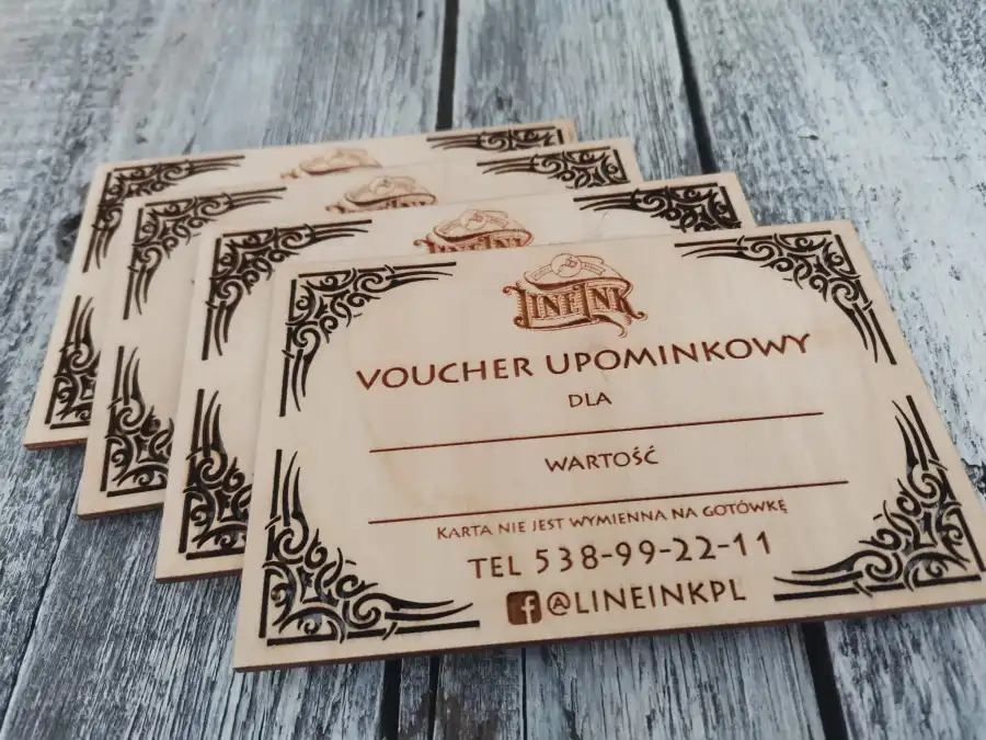 Bon upominkowy drewniany z grawerem — ekologiczna sklejka FSC