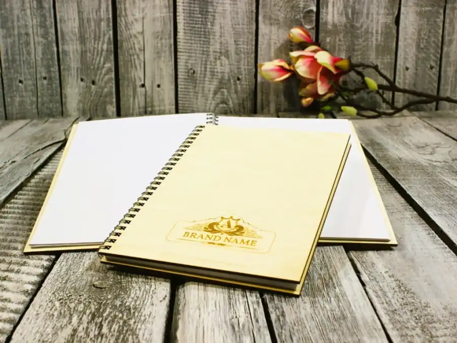 Notes A5 z drewnianą okładką i grawerem — 40 kartek