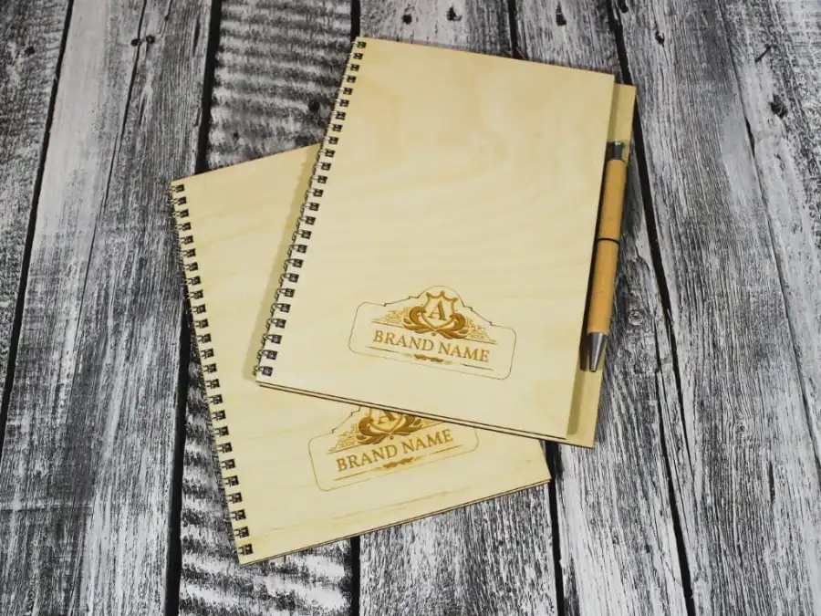 Notes A5 z drewnianą okładką z logo — w komplecie długopis