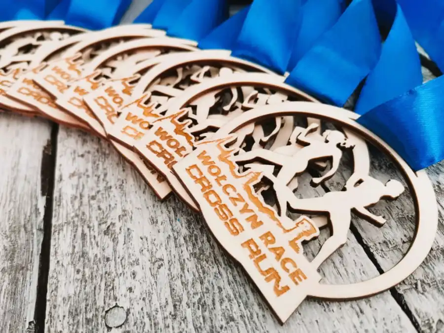 Medal drewniany z nadrukiem UV — mały format ze sklejki