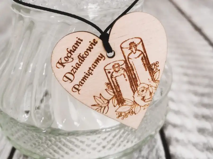 Zawieszka na znicz drewniana z grawerem — sklejka lakierowana