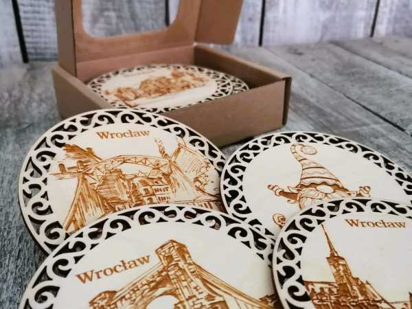 Zestaw drewnianych podkładek w kartoniku z okienkiem