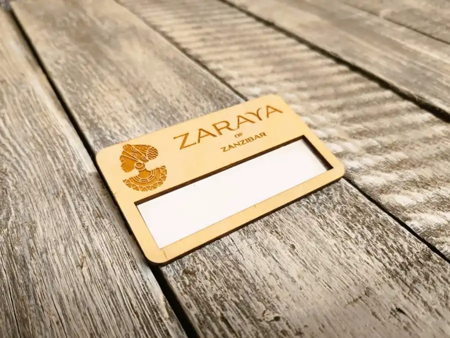 Identyfikator reklamowy z logo — sklejka FSC z okienkiem