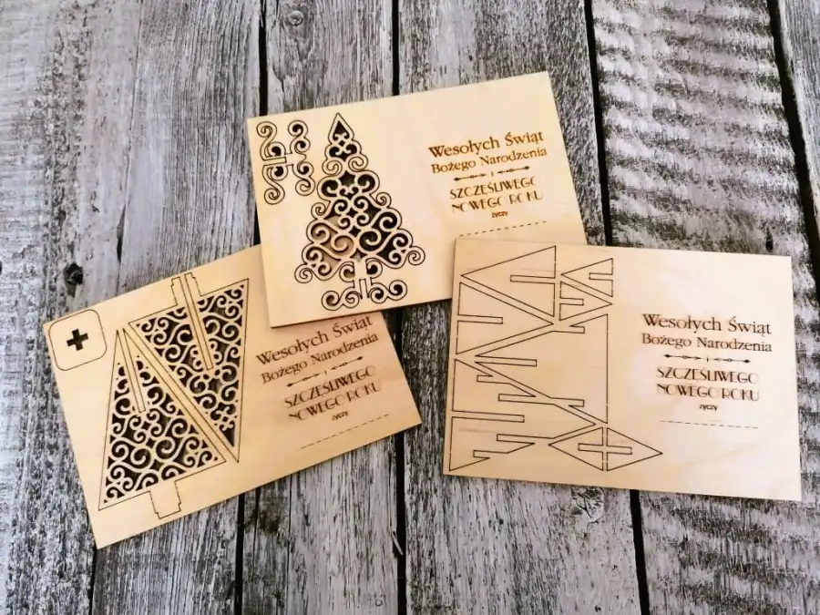 Kartka świąteczna drewniana z logo — dekoracje do montażu