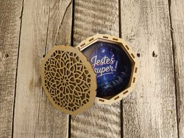 Zestaw drewnianych podkładek w pudełku