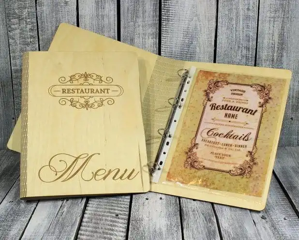 Oprawa menu drewniana z grawerem — format A4, mechanizm ring