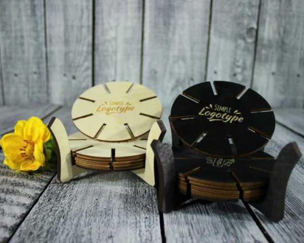Zestaw drewnianych podkładek ze stojakiem